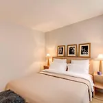 Champs Elysees-Faubourg 3-Bed Apartment In Paris