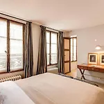 Champs Elysees-Faubourg 3-Bed Apartment In Paris