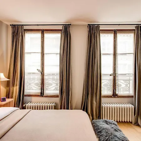 Apartment Champs Elysees-faubourg 3-bed In