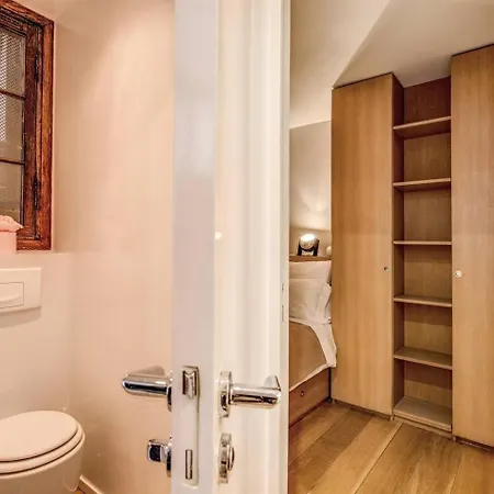 Champs Elysees-faubourg 3-bed In Apartment Paris