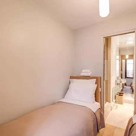 Apartment Champs Elysees-faubourg 3-bed In