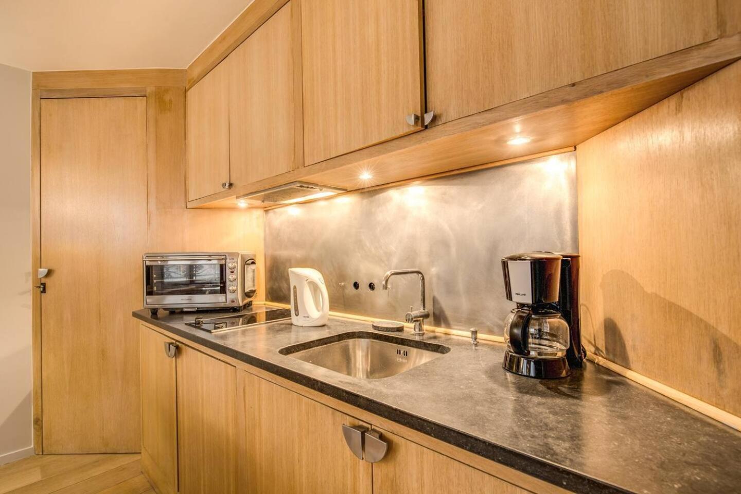 Champs Elysees-faubourg 3-bed In Apartment *
