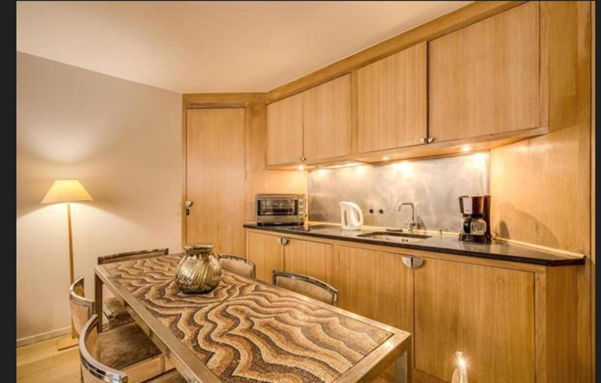 Champs Elysees-faubourg 3-bed In