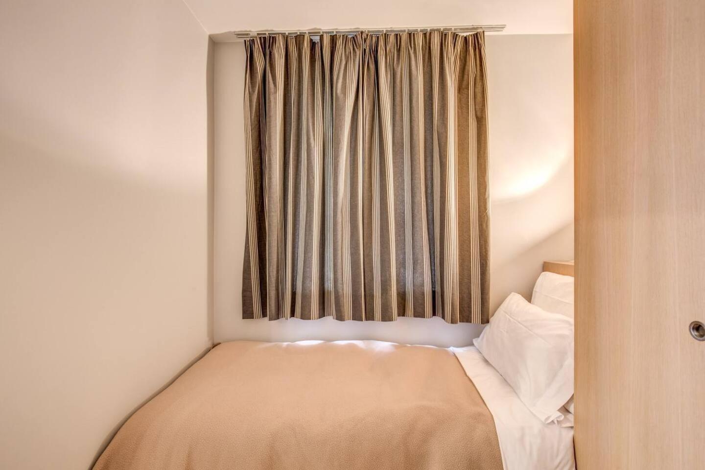 Champs Elysees-faubourg 3-bed In Paris
