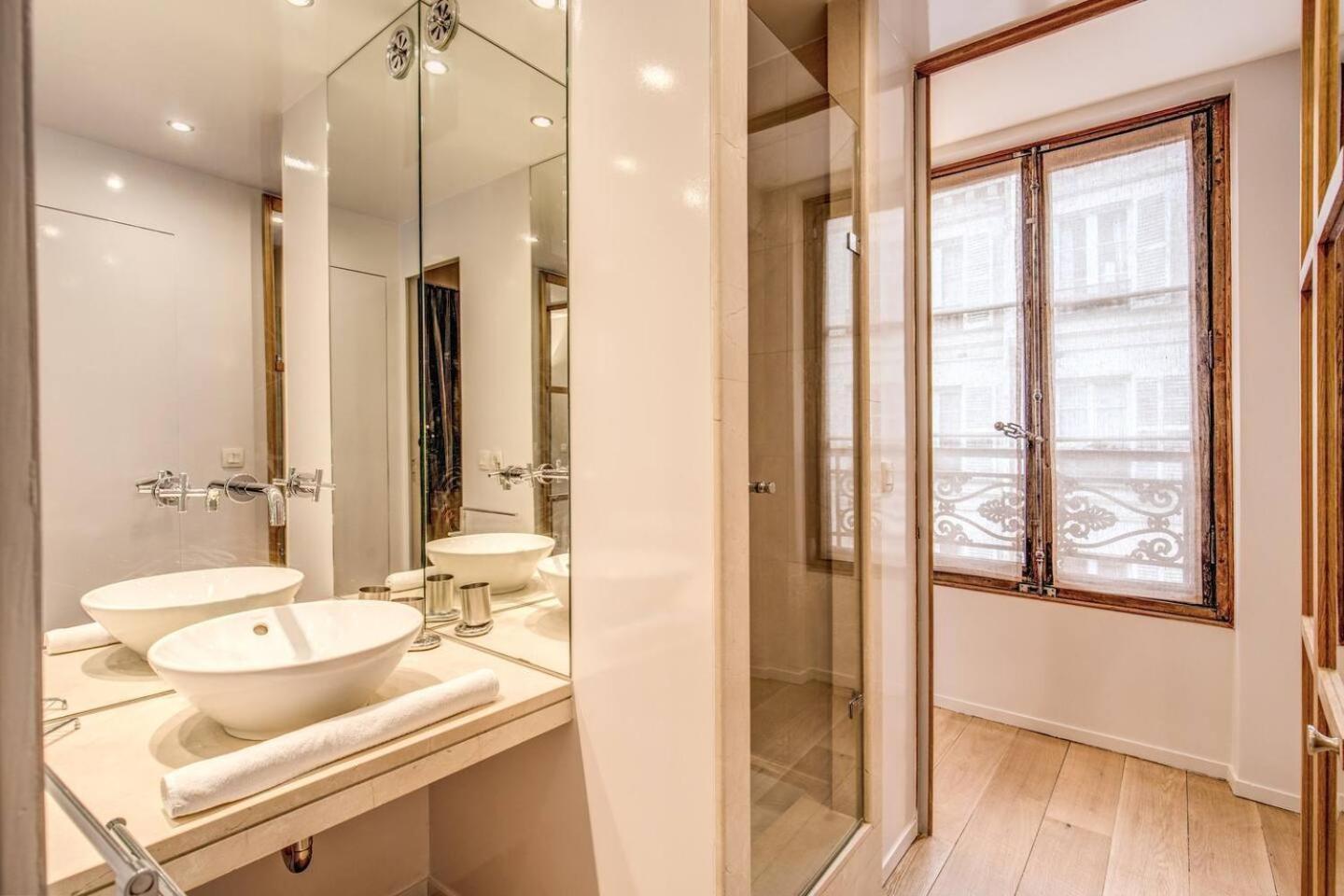 Apartment Champs Elysees-faubourg 3-bed In Paris