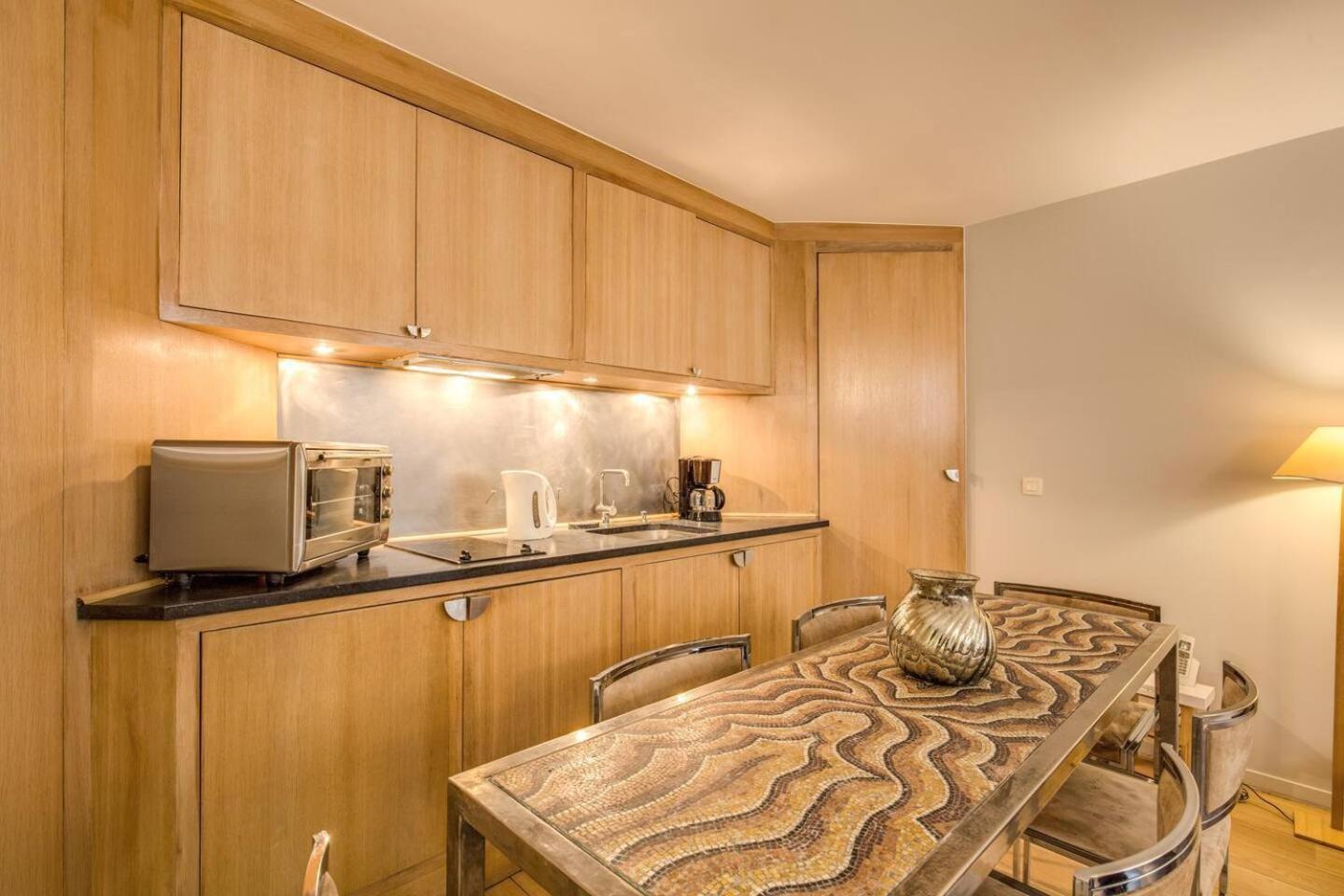 Champs Elysees-faubourg 3-bed In